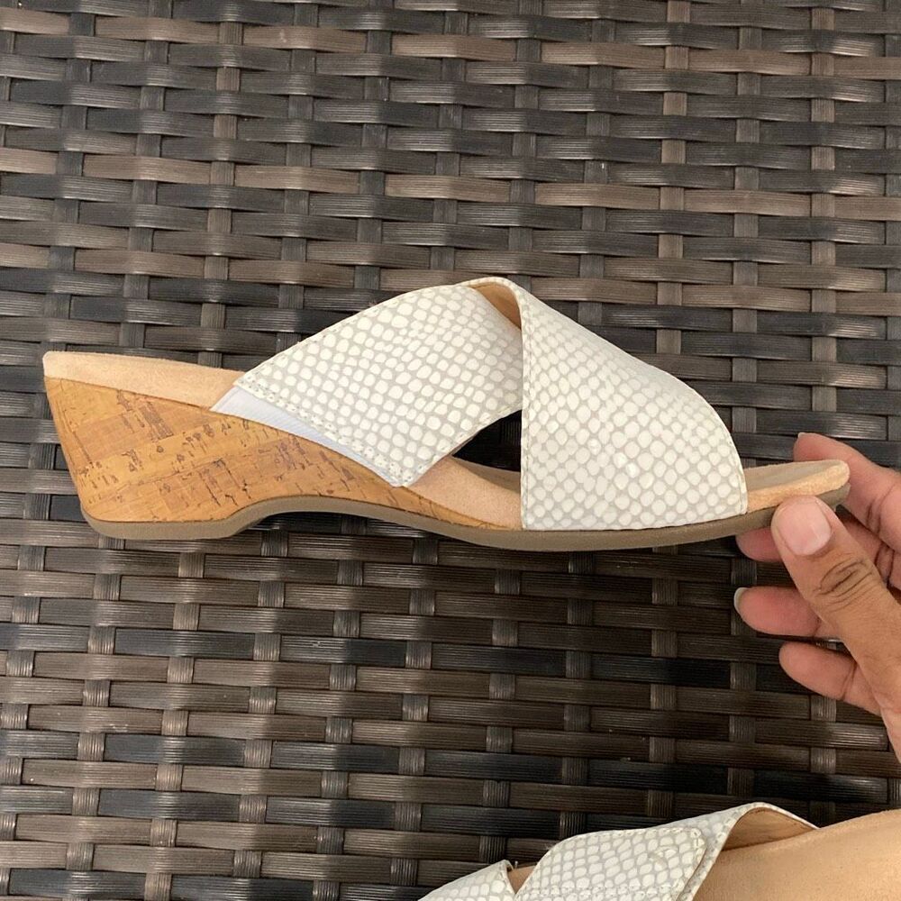Vionic Leticia lizard, sandals, women’s size 7.5 - Picture 5 of 7